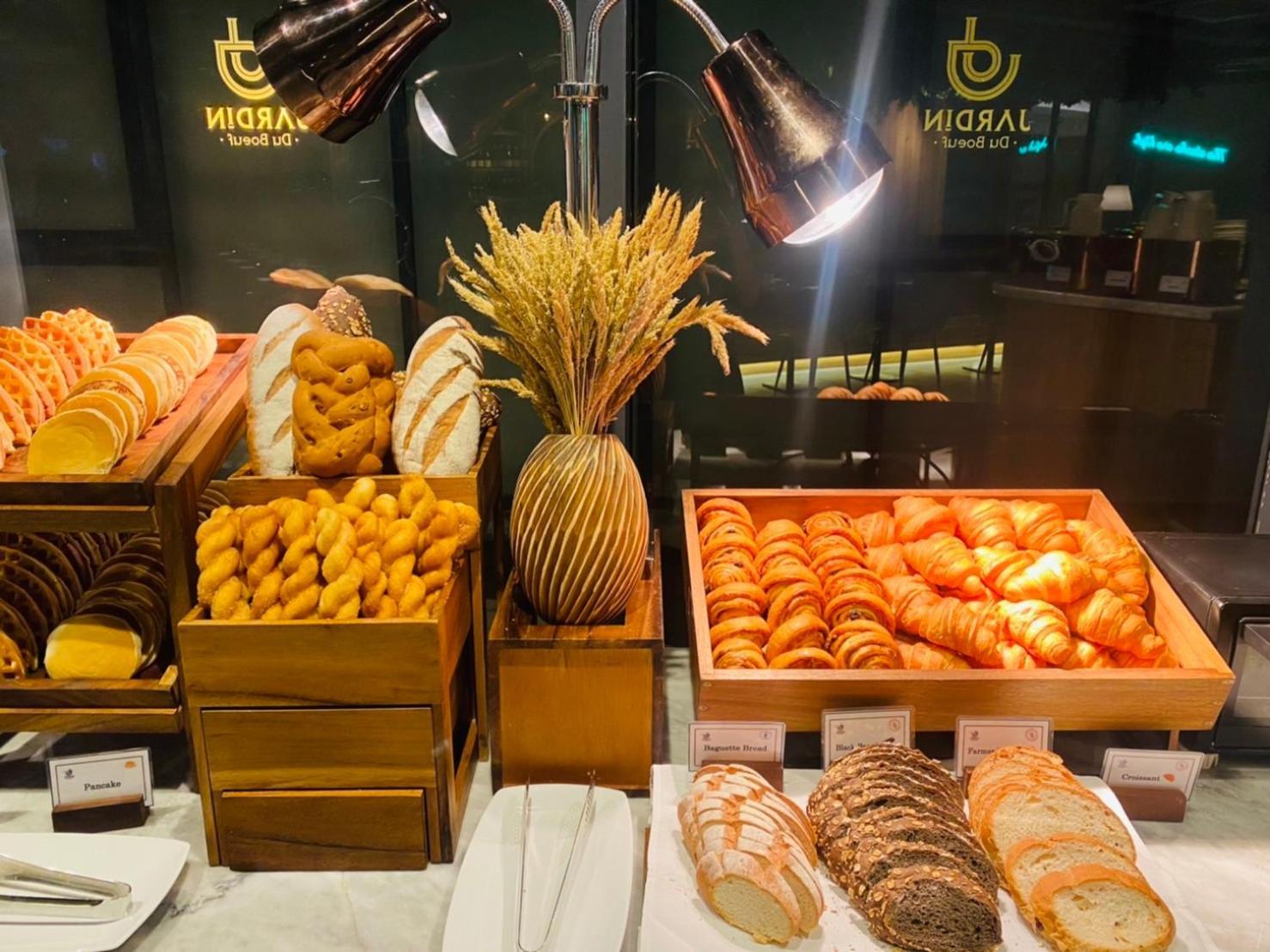 Somerset Rama 9 Bangkok Dış mekan fotoğraf Bread and pastry at a buffet